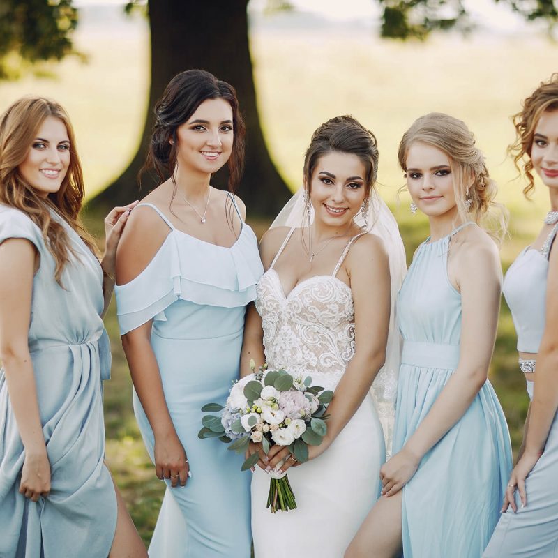 bride-with-bridesmaids-KDEZTGQ-1.jpg