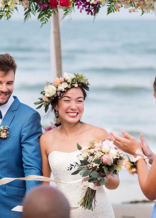 young-couple-in-a-wedding-ceremony-at-the-beach-7BG3HT5.jpg