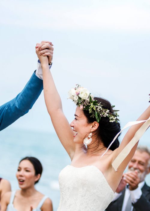 young-couple-in-a-wedding-ceremony-at-the-beach-EX8T4BA.jpg