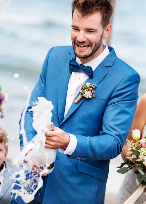 young-couple-in-a-wedding-ceremony-at-the-beach-KDWNA85.jpg