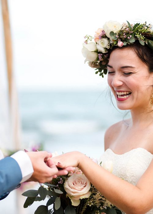 young-couple-in-a-wedding-ceremony-at-the-beach-X2NU6MQ.jpg